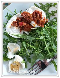 kookpassie.be - Lunch: Ruccola met tomatenpesto en gekookt eitje