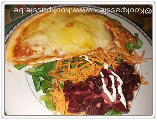 kookpassie.be - Bolognese Pizza met zero Waste Herve kaas en rauwe groentjes (veldsla, wortel, bietjes) - Allen Lidl