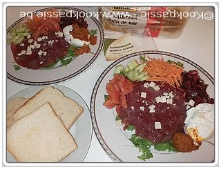 kookpassie.be - Rundercarpaccio met dressing en Parmigino (Lidl), tomaat, komkommer, wortel, rode biet, ruccola, burata en pesto met toastbrood