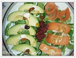 kookpassie.be - Veldsla, ruccola met avocado, gerookte zalm, sushi met gember en rode biet