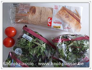 kookpassie.be - Ciabatta broodje met rest varkensgebraad, cheddar, sla, tomaat, rode kool en burgersaus (1240) en frietjes 1/2