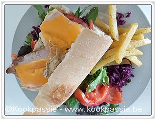 kookpassie.be - Ciabatta broodje met rest varkensgebraad, cheddar, sla, tomaat, rode kool en burgersaus (1240) en frietjes 1/2