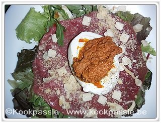 kookpassie.be - Rundercarpaccio met dressing en Parmigino (Lidl), sla, burata en rode pesto