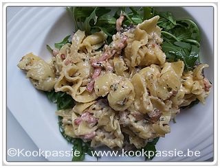 kookpassie.be - Sacchetti (Lidl) met 100 g bacon, ui, look, champignons, zure room, peterselie en chimichuri 1/2