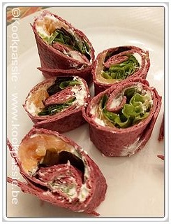 kookpassie.be - Rode bieten wrap (Colruyt) met verse kaas (Colruyt), sla en gerookte zalm (Lidl)