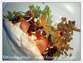 kookpassie.be - Homemade wrap: Kippenpita met gemengde sla, wortel, tomaat, rode kool, curry ketchup en Manna Pittasaus - Vandaag met pittabroodje en later met wrap als avondeten