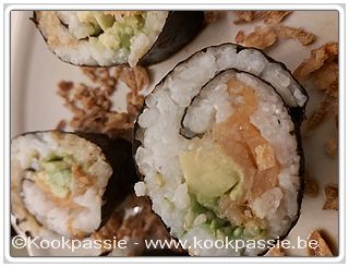 kookpassie.be - Sushi met 1. komkommer en surimi 2. gerookte zalm, avocado en wasabisesam - beiden met tabasco 1/2