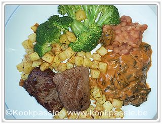 kookpassie.be - Lamsvlees met gebakken aardappeltjes, broccoli en restje spinaziesaus