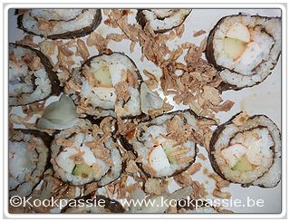 kookpassie.be - Sushi met 1. komkommer en surimi 2. gerookte zalm, avocado en wasabisesam - beiden met tabasco 1/2