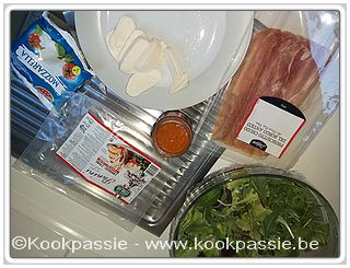 kookpassie.be - Panini broodje Aldi (duur, weinig smaak, 3st 70 g - 1,99€) met rucola, mozzarella, rode pesto en rauwe ham 1/3