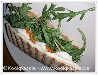 kookpassie.be - Panini broodje Aldi (duur, weinig smaak, 3st 70 g - 1,99€) met rucola, mozzarella, rode pesto en rauwe ham 1/3