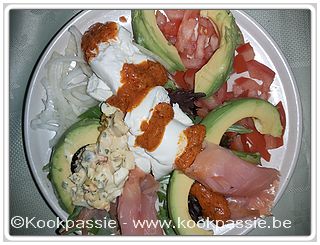 kookpassie.be - Koude schotel: Avocado, gerookte zalm, rode pesto met burata, restje krabsla, ui en tomaat