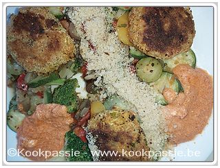kookpassie.be - Kikkererwten - Kikkererwten-peterselieburgers (701) met wokgroenten (diepvries Lidl) en Vegetarische parmezaan (1093) en tomatensausje (restje pot + mascarpone restje)