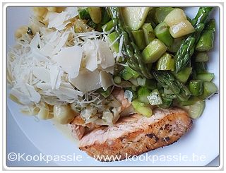 kookpassie.be - Sacchetti (Lidl) met gebakken zalm en groene asperges met courgette en parmezaan
