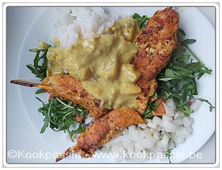 kookpassie.be - Kip BBQ spie (Lidl) met rijst en bechamelsaus met curry en doosje fruit (Lidl)