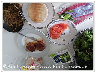 kookpassie.be - Heerlijk - Next level burger - Vegan met Pitabroodje, sla, tomaat, gebakken ui (Lidl so far) met cajun (Makro) en pitasaus van Mana (Makro) 1/2