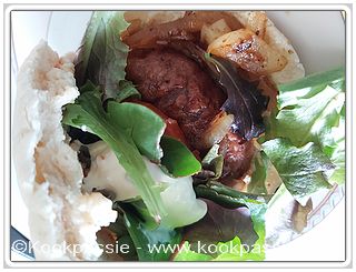 kookpassie.be - Heerlijk - Next level burger - Vegan met Pitabroodje, sla, tomaat, gebakken ui (Lidl so far) met cajun (Makro) en pitasaus van Mana (Makro) 1/2