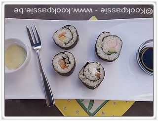 kookpassie.be - Sushi: Zalm/Avocado, Surimi/Komkommer, Gebakken Scampi, Geitenkaas/Walnoten met 2 sausjes (1442 en sojasaus)