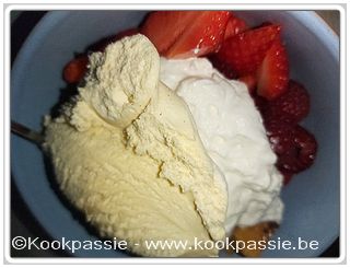 kookpassie.be - Vanilleijs Lidl (heerlijk) met frambozen en verschikkelijk zure harde aardbeien (Lidl)