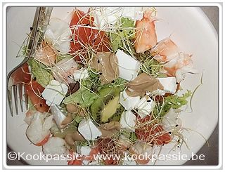kookpassie.be - Slaatje met gamba's (Carrefour), verse turkse kaas, tomaat, kiwi en schuitjes prei (Colruyt)