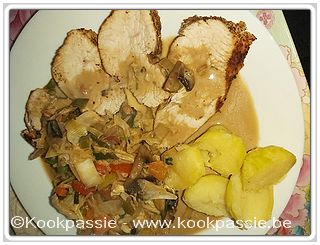 kookpassie.be - Kalkoenroulade (Lidl, 1+1, 5,5€/kg) met gebakken champignons, wokgroenten en gekookte aardappelen, saus is room met sojasaus (3dagen)