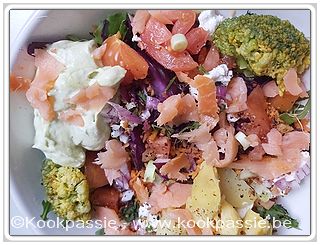 kookpassie.be - Koude Schotel: gerookte zalm, rode kool, wortel, gemengde sla, broccoli, tomaat, gekookte aardappel, Turkse kaas, yoghurt met avocado saus en koreander