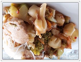 kookpassie.be - Sacchetti (Lidl) met gebakken kip, ui en look, geraspte wortel, broccoli, oestersaus, gember, sojasaus