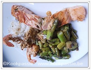 kookpassie.be - Gebakken zalm, scampi en groene asperges met rijst. (Saus: chimichurri met room, water en aanbaksel van scampi en zalm)