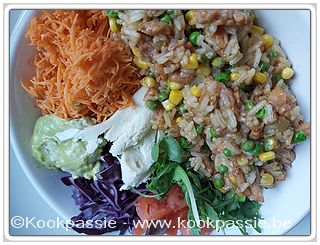 kookpassie.be - Kipblokjes (Tevhid) met restje rijst, gember, ui, look, mais, erwtjes en oestersaus en rauwe groentjes