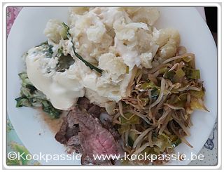 kookpassie.be - Rosbief in de pan gebakken met andijvie, bloemkool en mengeling prei met sojascheuten en bechamelsaus