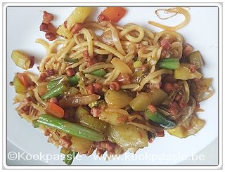 kookpassie.be - Gebakken Wok groenten (Lidl) met gekookte hamblokjes, noedels en oestersaus