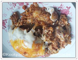 kookpassie.be - Ovenschotel: Puree, runds- en kippengehakt, bacon, blokjes ham, ui, champignonmengeling, witte kool, bechamel