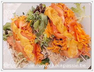kookpassie.be - Afbakbroodje Colruyt met rundspréparé, wortelen, gemengde sla, rode ui, coeur de boeuf tomaat en Andalouse saus