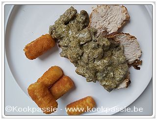 kookpassie.be - Kalkoengebraad (Lidl) met kroketjes (diepvries Lidl), champignon (Lidl), pesto (Makro) light room saus (Lidl) op nieuwe borden van Greenpan