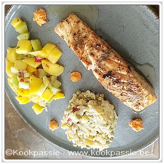 kookpassie.be - Gebakken zalm met garnalenkruiden van Verstegen, Rijst met mais, rode paprika en wortel en Mangosalade (1465)