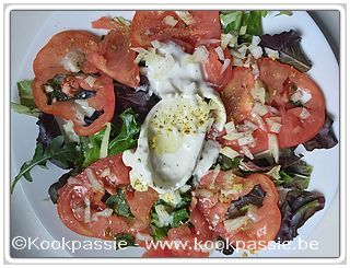 kookpassie.be - Burrata (Colruyt, niet mn ding weinig smaak Casaro Del Re 125 g - 2,89€), coeur de boeuf tomaat en gemengde sla