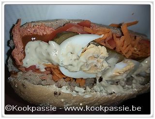 kookpassie.be - Broodje met préparé (Lidl), rauwe groentjes, gekookt ei en tartaar