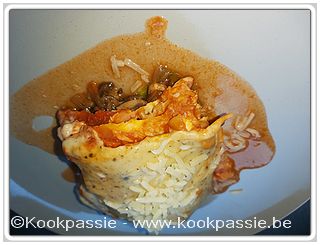 kookpassie.be - Home made lasagne: Wokgroenten Lidl nog wat extra champignons, tomatensaus, 3 kaassoorten, kip en groene peper bechamel