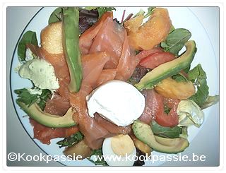 kookpassie.be - Salade met gerookte zalm, burrata, peches, gekookt ei, avocado, tomaat en sausje van Marinade Fréjus van Oil and Vinegar (opgelet: deze is super zoutig!)en Griekse yoghurt 1/2