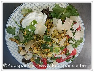 kookpassie.be - Salade met gebakken kip, gemarineerd met Fréjus saus (Oil and Vinegar, opgelet zeer zout!), Parmezaan, koreander, tomaat en burrata