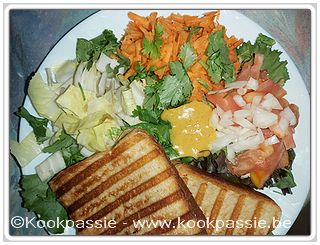 kookpassie.be - Croque Monsieur met sla, tomaat, wortel, witloof, ui en koreander en saus