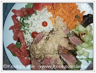 kookpassie.be - Gemengde sla, Filet pur met light room, Worchestersaus, mosterd en ketchup, worteltjes, komkommer, tomaat en rauwe bloemkool