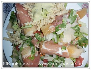 kookpassie.be - Gementde sla, honingmeloen met rauwe ham, spirelli, parmezaan, ui, tomaat, koreander, restje wortel, spirelli en avocoado, mayonaise saus