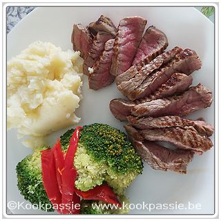 kookpassie.be - Steak, broccoli en aardappelpuree (Lidl) en kleine rode paprika uit de tuin (Lidlplant)