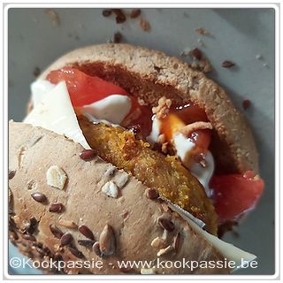kookpassie.be - Broodje met kaashamburger (Makro), ziz kaas, tomaten, curryketchup en pitasaus