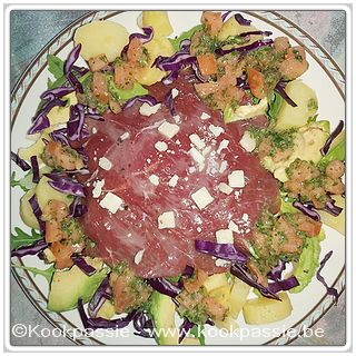 kookpassie.be - Rundercarpaccio met dressing en Parmigino (Lidl), ruccola, avocado, rode kool, aardappeltjes, tomaatjes in vinaigrette 1/2