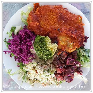 kookpassie.be - Snitzel (Lidl) met rauwe groentjes: rode kool, rode biet met ui en vinaigrette, gestoomde broccoli, sla en couscous met komkommer en tomaat