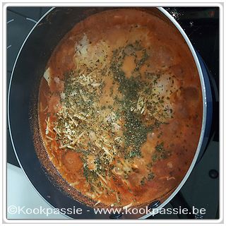 kookpassie.be - Tomatensaus met look, koriander, paprika, komijn, uisnippers, zwarte peper, cayennepeper, peterselie en eitjes