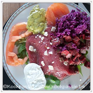 kookpassie.be - Rundercarpaccio met dressing en Parmigino (Lidl),  ruccola, rode bieten, rode kool, burrata, tomaat en avocado