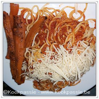 kookpassie.be - Spaghetti met Manna Spaghettisaus met look, sambal en tomato fritto en ovenworteltjes